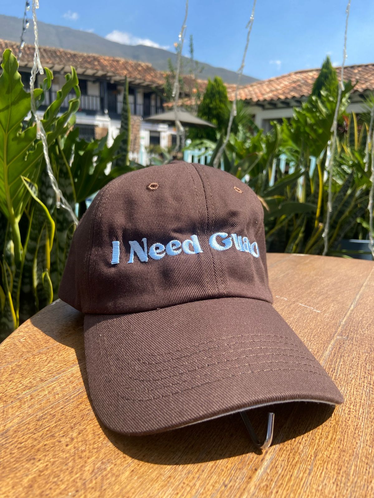 Gorra "I Need Guaro"