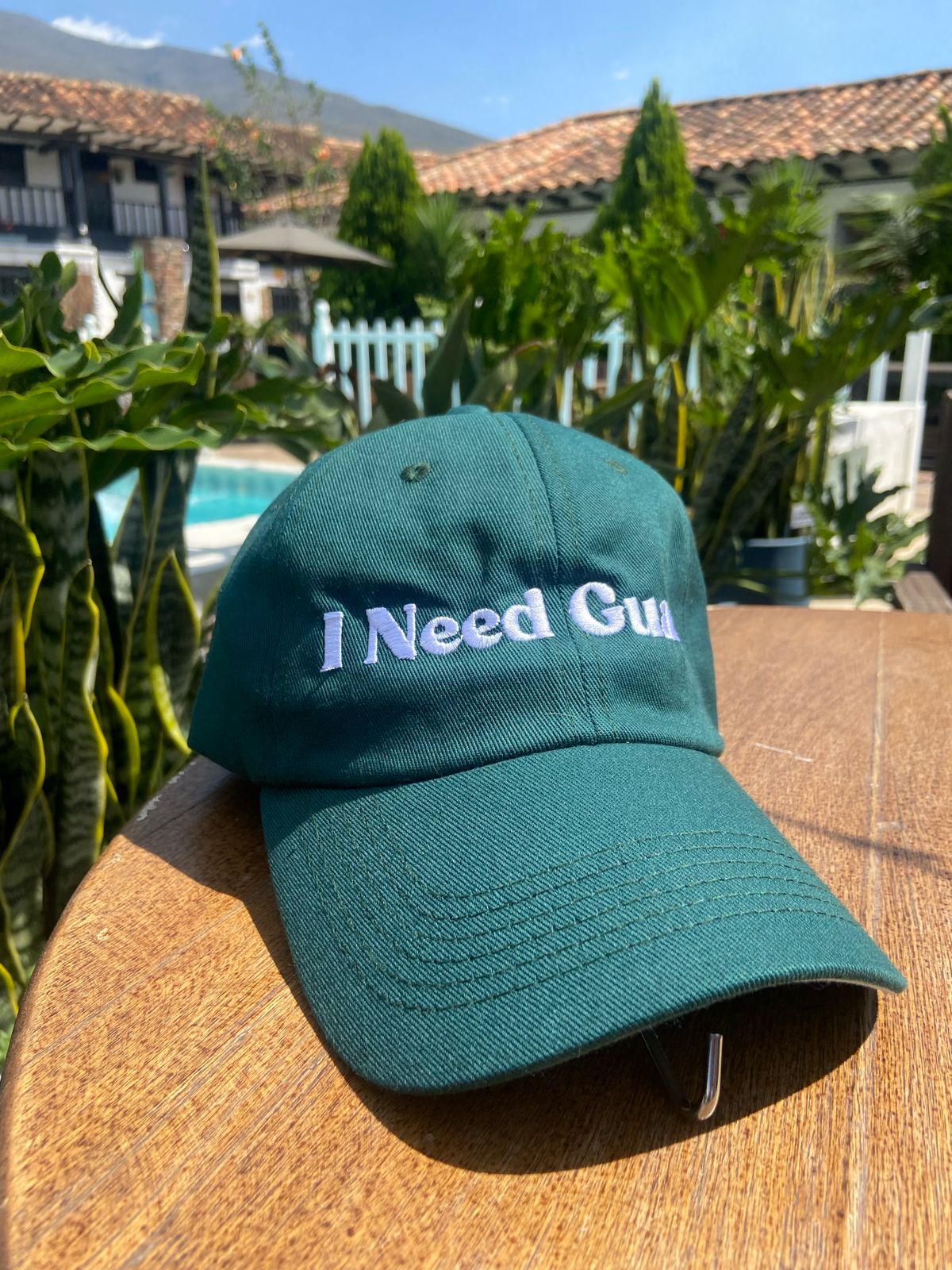 Gorra "I Need Guaro"